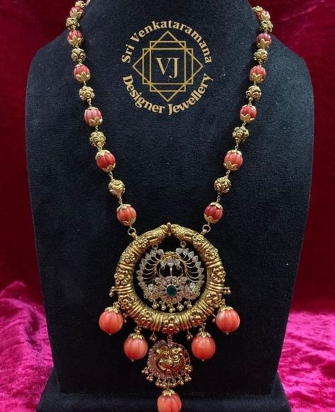 Coral Jewelry Indian Gold, Fashion Jewelry Necklaces Gold, Gold Temple Jewellery, Diamond Pendants Designs, Bridal Jewelry Vintage, Pearl Jewelry Design, Gold Jewelry Simple Necklace, Beautiful Gold Necklaces, Pearl Necklace Designs