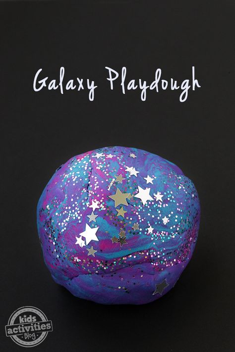 Homemade Galaxy Playdough Recipe! Fun for an outer space unit. Galaxy Playdough, Diy Galaxie, Glitter Playdough, Galaxy In A Bottle, Teen Diy, Outer Space Crafts, Homemade Glitter, Galaxy Crafts, Space Preschool