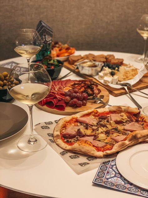 Pizza Wine Night, Pizza And Wine Party, Wine Pizza, Wine And Pizza, Wine Birthday, Party Food Platters, Dinner Party Recipes, Food Table, Pizza Night