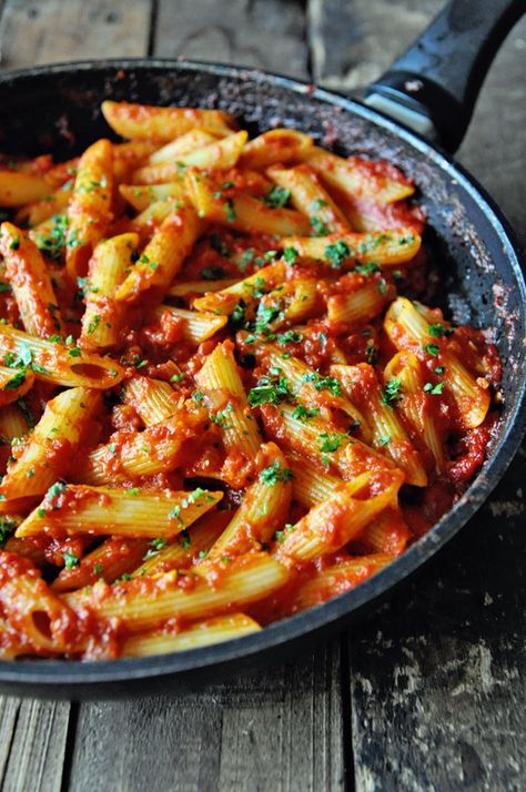 Spanish Pasta with Roasted Red Pepper Sauce Pasta Roasted Red Peppers, Spanish Pasta, Roasted Red Pepper Sauce Recipe, Red Sauce Pasta Recipe, Red Pasta, Pepper Sauce Recipe, Red Pepper Pasta, Roasted Red Pepper Sauce, Red Sauce Pasta