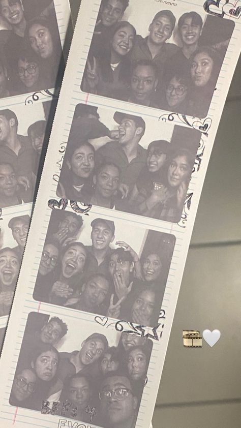 Good Friends Pictures, Friend Group Of Six Aesthetic, Photo Booth Aesthetic Friends, Photobooth Pics Friends, Go Out With Friends Aesthetic, 4 Person Friend Group Aesthetic, 4 Friend Group Pictures, Many Friends Aesthetic, Six Best Friends Pictures