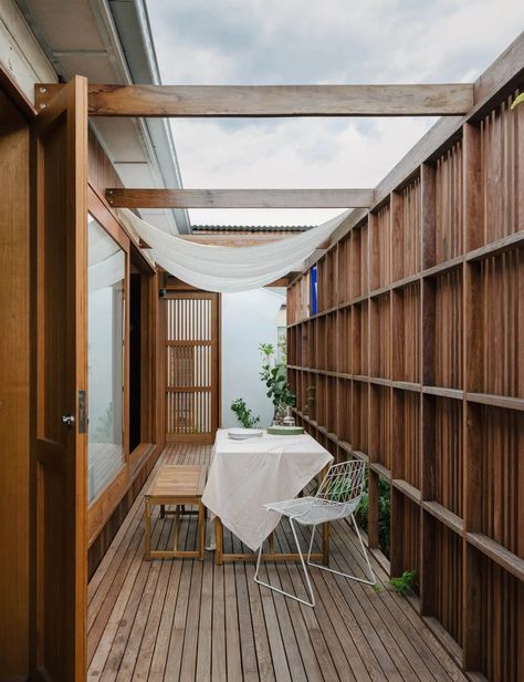 Inside An Architect’s Charming Weatherboard Cottage In Newcastle Spotted Gum Decking, Traditional Japanese Home, Living Room Panelling, Dunes House, Floating Hotel, Modern Outdoor Spaces, Timber Screens, China Architecture, Renovation Architecture