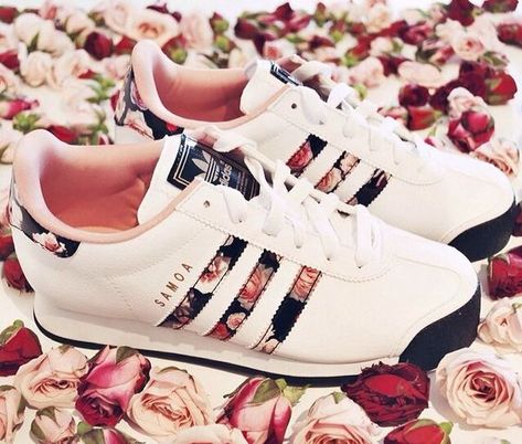 Adidas Shoes Outfit, Rose Gold Adidas, Adidas Floral, Gold Adidas, Rose Shoes, Adidas Shoes Women, Nike Id, Shoes Outfit, Sneakers Adidas