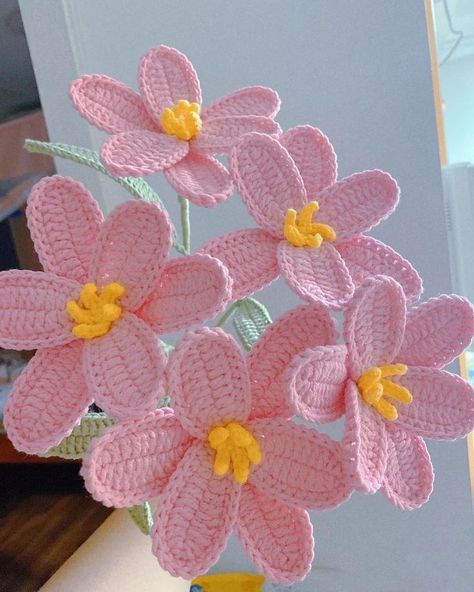 Flower Applique Crochet, Tulip Flower Bouquet, Rose Crochet, Crochet Bouquet, Crochet Plant, Kawaii Crochet, Crochet Decoration, Knitted Flowers, Crochet Fashion Patterns