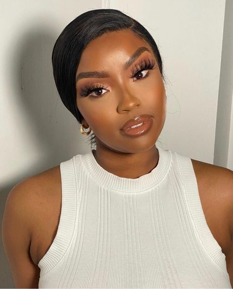 Soft Glow Makeup Black Women, Dewy Makeup Look Black Women, Soft Brown Makeup Look Black Women, Soft Glam Black Women, Soft Glam Makeup Black Women, Natural Clean Girl Makeup Black Woman, Glossy Makeup Black Women, Nude Makeup Black Women, Maquillage Yeux Cut Crease