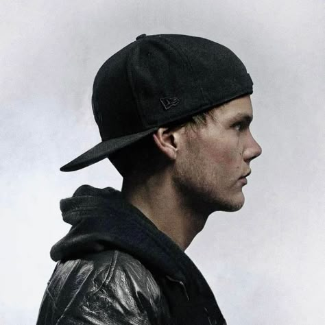 Tim Bergling, Martin Garrix, Avicii, Side Profile, Music Fashion, Tattoo Ideas, Musician, Naruto, Dj