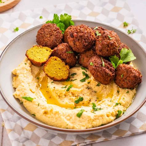 These restaurant-worthy creamy hummus paired with golden brown falafels are quick, vegan, protein-packed and ready in 45 minutes! Falafel Bowls, Falafel Bowl, Root Vegetable Salad, American Potato Salad, Creamy Hummus, Fried Halloumi, Halloumi Salad, Stuffed Baked Potatoes, Greek Potatoes