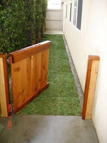 Dog run! This would be great to keep my babies from ruining the rest of my yard and when I have company. Diy Dog Run Side Yard, Backyard Ideas For Dogs, Dog Run Side Yard, Cat Balcony, Diy Dog Run, Backyard Dog Area, Dog Potty Area, Dog Backyard, Ideas For Dogs