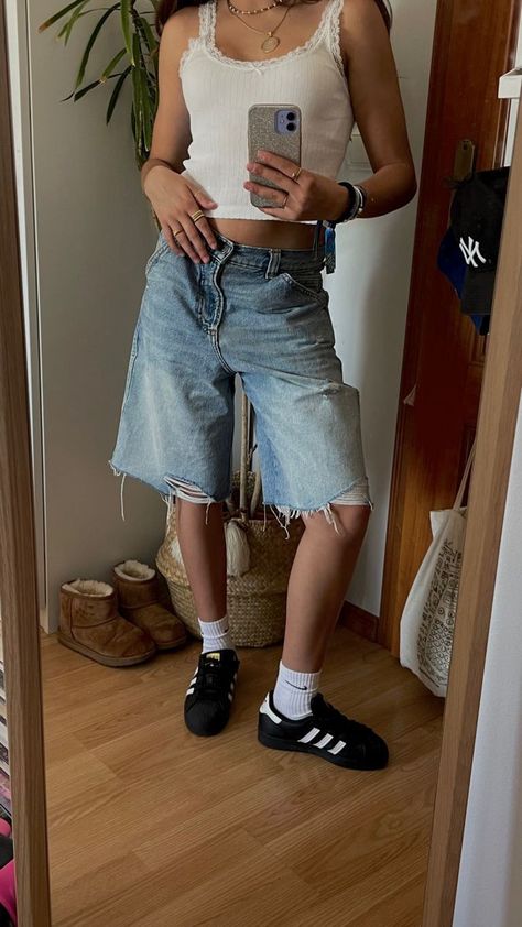 Baggie Shorts Outfit, Baggy Jeans Shorts Outfit, Baggy Jean Shorts Outfit, Jorts Womens Fit, Long Shorts Outfits Women, Long Jean Shorts Outfit, Baggy Shorts Outfit, Bermuda Shorts Outfit, Summer Casual Outfits