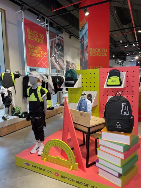 Interactive Visual Merchandising, Back To School Visual Merchandising, Back To School Displays, Backpack Store, Portable Backdrop, Focus Point, School Displays, Showroom Interior Design, Retail Store Design