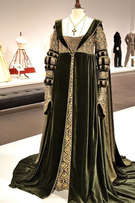 Aula de história da moda com os trajes das princesas da Disney                                                                                                                                                                                 Mais 15th Century Fashion, Medieval Gown, 파티 드레스, Medieval Dress, Medieval Clothing, Medieval Fashion, Vestidos Vintage, Historical Dresses, 15th Century