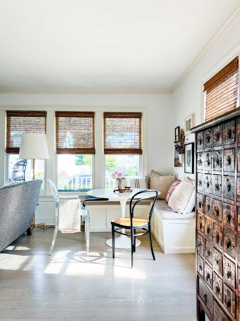 A corner bench turns an otherwise nice corner of a house into a space where you want to hang out. Combined with a table, you can work comfortably or eat while watching one of your favorite movies or a sporting event. Corner Nook Living Room, Diy Storage Couch, Inside Living Room, L Shaped Bench, Corner Banquette, Saarinen Table, Dining Corner, Corner Nook, Built In Banquette