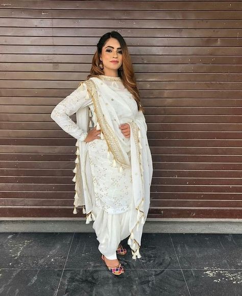 Pinterest: @pawank90 Trendy Salwar Suit Designs, Dimapur Nagaland, Patiyala Suits, Punjabi Dress Design, Patiala Dress, Panjabi Suit, White Kurti, Patiyala Dress, Patiala Suit Designs