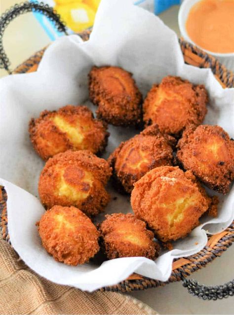 Homemade air fryer hush puppies recipe here! Tender cornmeal filling with a crispy outside crunch that's the best side dish with everything. Jiffy Hush Puppies, Easy Hush Puppies, Gluten Free Hush Puppies, Air Fryer Hush Puppies, Baked Hush Puppies, Easy Hush Puppy Recipe, Jiffy Mix Recipes, Jiffy Recipes, Water Cornbread