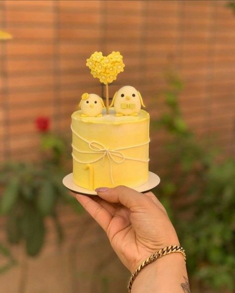 Tiny Anniversary Cake, Mini Cake Design Ideas, Mini Cake For Best Friend, Small Bday Cake, Yellow Cake Decoration, Small Cakes Ideas Minis, Mini Cakes For Boyfriend, Tiny Cakes Ideas, Cakes Yellow