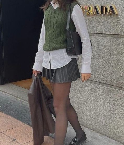 Cardigan Academia Outfit, Green Academia Outfit Aesthetic, Green Christmas Outfit Aesthetic, Light Academia Green Outfits, Black And White Academia Outfits, Preppy Outfits Green, Dark Academia Green Outfit, Preppy Green Outfit, Green Dark Academia Outfit