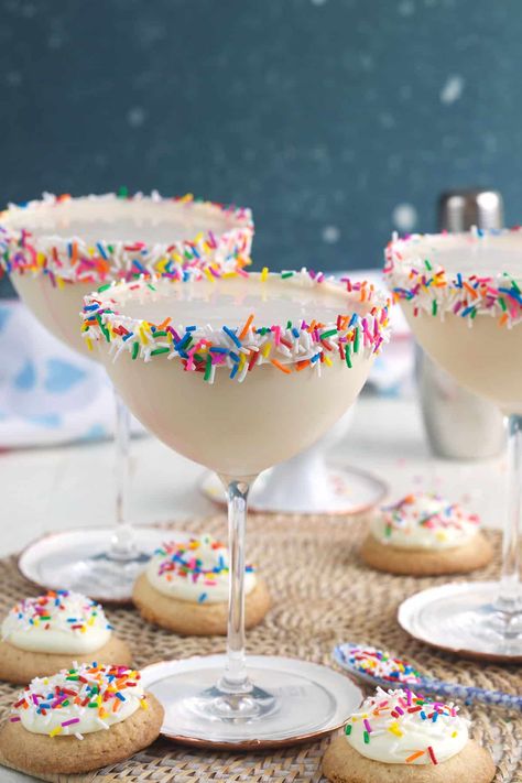 Cookie Martini, Vanilla Martini Recipe, Dessert Martini Recipes, Sugar Cookie Drink Alcohol, Cupcake Martini, Sugar Cookie Martini, Easy Martini Recipes, Sugar Cookies Martini, Cookie Butter Martini