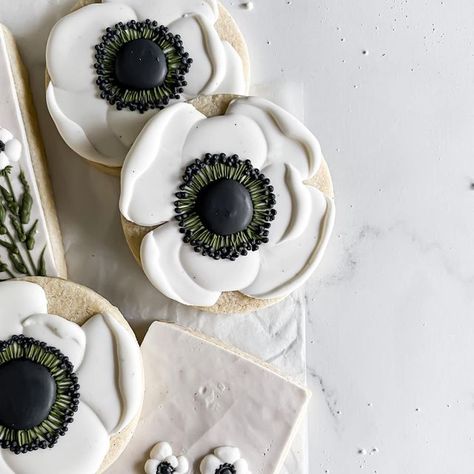 Emily Loggans on Instagram: "Did you know this is a winter flower? Also, I’m working on something big. Any guesses? 🤩 * * * #cookielover #cookiegram #cookiesofinstagram #customdecoratedcookies #thebakefeed #weekendbaking #foodphotographyandstyling #bakefromscratch #f52grams #feedfeed #designercookies #royalicingcookies #cookiedecorator #cookieartist #sugarcookiedecorating #customsugarcookies #sugarcookies #instacookies #foodtographyschool #sugarcookiesofinstagram #cookiesfordays #foodstylingand Garden Cookies, Growing Cut Flowers, Perfect Sugar Cookies, Royal Iced Cookies, Iced Biscuits, Spring Cookies, Long Story Short, Short I, Bakery Desserts