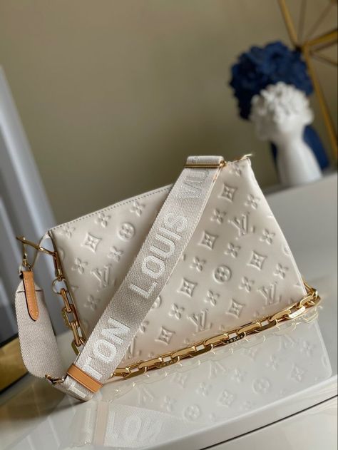 Sac Louis Vuitton, Mode Mantel, Luxury Bags Collection, White Purse, Girly Bags, Favorite Handbags, Luxury Purses, Fancy Bags, Girly Accessories