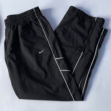 Nike Vintage Pants, Vintage Nike Pants, Windbreaker Tracksuit, Tomboy Stil, Photographie Indie, Vintage Nike Windbreaker, Tracksuit Pants, Nike Classic, Guys Clothing Styles