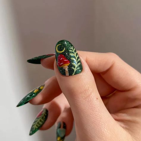 16 Mushroom Nail Art Ideas for a Cottagecore Manicure Fall Mushroom Nails, Edgy Fall Nails, Woodland Nails, Mushroom Nail Designs, Mushroom Nail Art, Fall Manicures, Cottagecore Nails, Mushroom Nails, Water Marble Nails