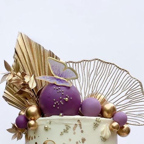 ✨🧁💖 MIMS CAKES 💖🧁✨ on Instagram: "P U R P L E • A N D • G O L D 💜🎂💛🎉✨ A purple and gold beauty to celebrate Sade’s 21st birthday 🎉 This cake was a remake of one of my previous designs and I just love it! With a cream base and a scalloped purple faultline, gold acrylic charm and all the golden accents 😍🙌🏼💜🎂💛🎉✨ Colours; @colour.mill White, Clay & Purple Sprinkles; @bakeboxboutique Scallop scraper; @bakeboxboutique Ginko leaves; @bakeboxboutique Spear & ruscus; @emmatheflorist #Cake Purple Gold Cake, Purple And Gold Cake, Gold Birthday Cake, 3 Tier Cake, Purple Cakes, Gold Beauty, Gold Cake, Birthday Cake Decorating, Gold Birthday