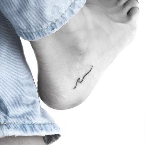 Wave Tattoo Foot, Wave Tattoo Simple, Small Tattoo Simple, Tattoos Foot, Small Inspirational Tattoos, Tattoos Ankle, Simple Wave Tattoo, Small Foot Tattoos, Small Star Tattoos