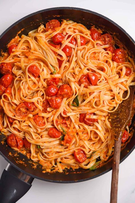 Cherry Tomato Garlic Pasta - Real Greek Recipes Garlic And Tomato Pasta, Minced Garlic Recipes, Tomato Garlic Pasta, White Wine Pasta Sauce, Garlic Pasta Sauce, Chicken Main Dish Recipes, Fresh Tomato Pasta, Okra And Tomatoes, Tomato Pasta Recipe