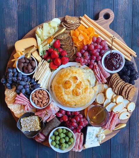 Baked brie with sorrel jam Baked Brie Platter, Baked Brie Cheese Board, Baked Brie Board Ideas, Charcuterie With Brie, Baked Brie Charcuterie Board Ideas, Baked Brie Board, Charcuterie Board Baked Brie, Baked Brie Charcuterie Board, Baked Brie Cheese