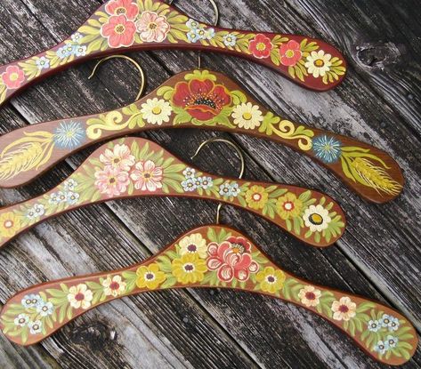 Coathanger Art, Wooden Hangers Ideas, Decorated Clothes Hangers, Painted Hangers, Best Clothes Hangers, Hanger Art, European Folk Art, Wooden Coat Hangers, Hanger Crafts