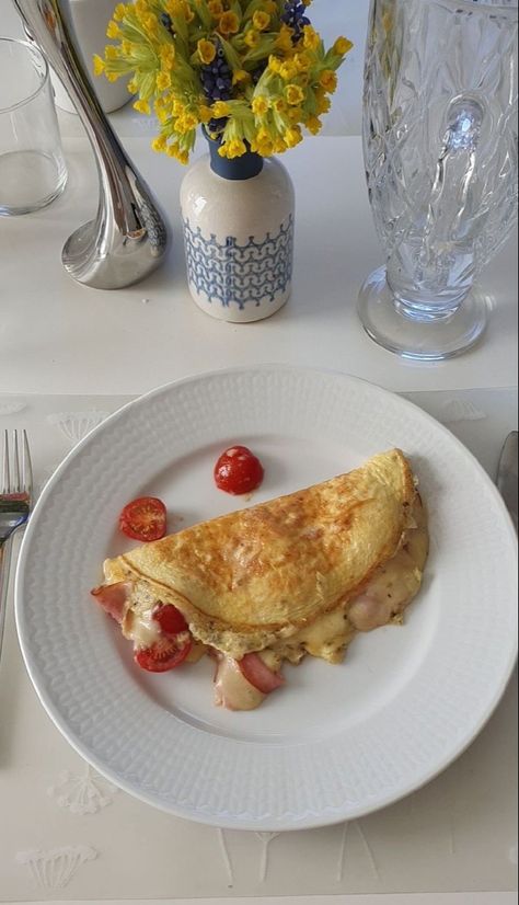 Perfect Breakfast Aesthetic, Breakfast Omelette Aesthetic, Aesthetic Omelette, Easy Breakfast Aesthetic, Cooking Breakfast Aesthetic, Making Breakfast Aesthetic, Breakfast Omelette Ideas, Omelette Aesthetic, Desayuno Aesthetic