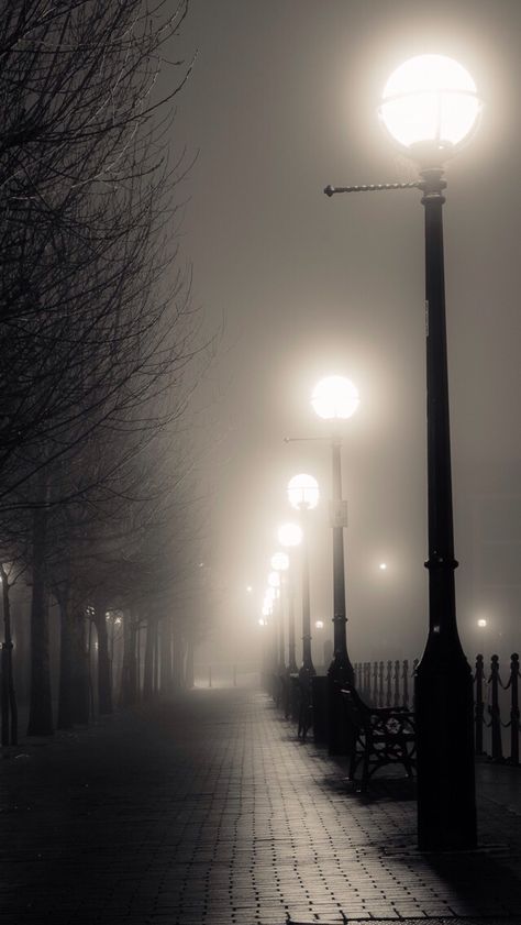 Cool misty weather, a beautiful time for a walk. Wallpaper Night, Iphone Light, Foggy Night, Iphone 6 Plus Wallpaper, Hd Dark Wallpapers, Iphone Wallpaper Lights, Night Street, Wallpapers Android, Most Beautiful Wallpaper