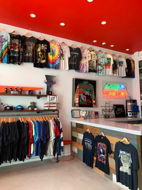 Shirt Shop Interior Store Design, T Shirt Shop Interior, Tshirt Shop Design, Clothing Store Ideas Boutiques, Distro Clothing Design, Second Hand Store Ideas, Facts About Hawaii, Bat Decorations On Wall, Small Shop Interior