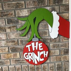 Grinch Crafts, Grinch Hand, Grinch Decorations, Christmas Fonts Free, Grinch Hands, Grinch Christmas Decorations, Christmas Yard Art, Halloween Door Hangers, Christmas Yard Decorations