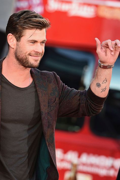 Chris Hemsworth Tattoo, Chris Hemsworth Shirtless, Snowwhite And The Huntsman, Hemsworth Brothers, Redhead Men, Polo Shirt Outfits, Chris Hemsworth Thor, Keanu Charles Reeves, Cool Hairstyles For Men