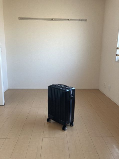 Japanese Minimalist Aesthetic, Extreme Minimalism Aesthetic, Extreme Minimalist Bedroom, Empty Apartment Aesthetic, Extreme Minimalist Home, Minimal Room Ideas, Extreme Minimalism, Tidy Room, Apartment Aesthetic