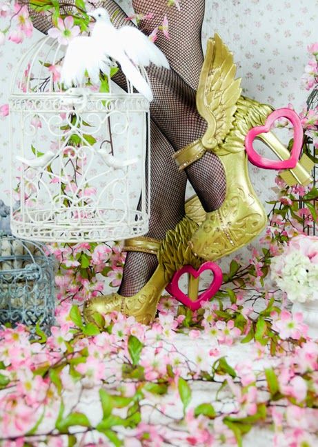 Dolly Brie: My one true love? Who knows, it might be "shoe"! ~ Ever After High C.A. Cupid shoe tutorial Monster High Shoes, Lizzie Hearts, Fairytale Fashion, Fantastic Shoes, Princesa Disney, Cosplay Diy, Cosplay Tips, High Shoes, Glitter Shoes