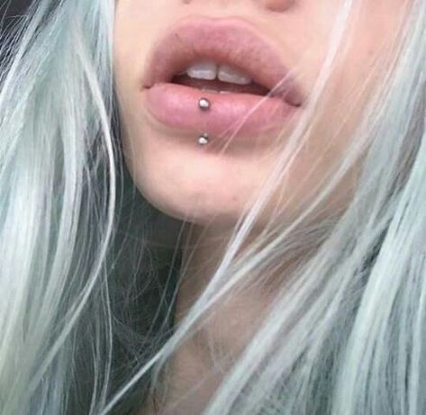 Middle Lip Piercing, Female Piercing, Lip Piercing Labret, Labret Vertical, Ashley Piercing, Vertical Labret Piercing, Mouth Piercings, Vertical Labret, Body Accessories