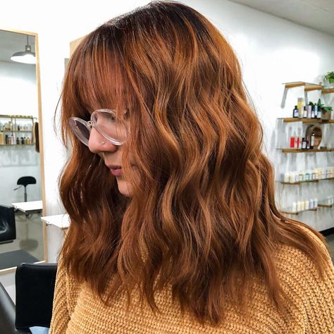 Hair Colour Orange, Auburn Hair With Bangs, Brown Orange Hair, Auburn Hair Colour, Fall Auburn Hair, Red Auburn Hair, Wavy Hair Medium, Orange Brown Hair, Medium Auburn Hair