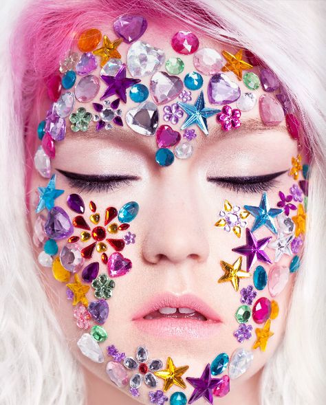 week 13- Images of makeup with rhinestones I like that this image is almost full face rhinestone coverage with lots of different colors. Extreme Make-up, Festival Makeup Rave, Festival Makeup Glitter, Pink Mask, Male Makeup, Lisa Frank, Festival Makeup, Makeup Artistry, Fantasy Makeup