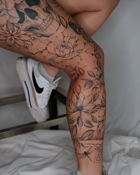 Tattoo flowers fine line. Leg sleeve tattoo, flowers tattoos, ornamental, feminine tattoo Fine Line Leg Sleeve Tattoo, Floral Leg Sleeve Tattoo Women, Women’s Full Leg Sleeve, Full Leg Sleeves For Females, Fine Line Leg Sleeve, Women’s Leg Sleeve, Patch Work Leg Sleeve Tattoo, Full Leg Tattoos Women, Leg Sleeves For Females