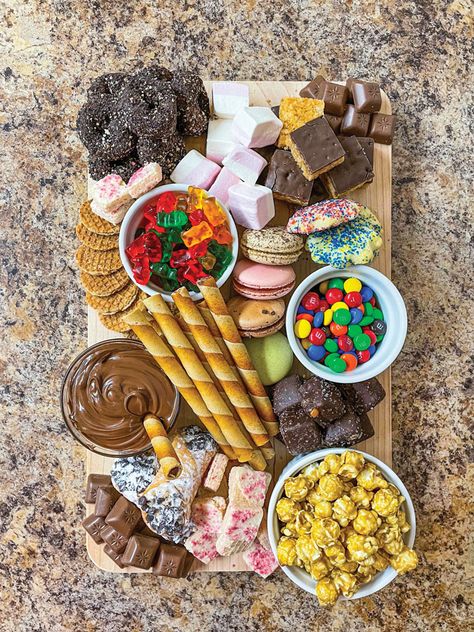 Small Sweet Charcuterie Board Ideas, Fudge Marshmallow Fluff, Sweet And Salty Charcuterie Board, Marshmallow Fluff Peanut Butter, Sweet Charcuterie Board, Fudge Marshmallow, Sweet Charcuterie, Platter Boards, Fruit Charcuterie