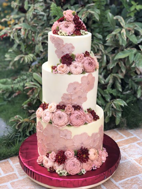 Rose gold and wine red wedding cake. Flowers are made of buttercream. Flower painting on buttercream cake. Made by: budsandbloomsbyruth Instagram: budsandbloomsbyruth Wine Red Wedding Cake, Wine Wedding Cake, Wedding Cake Dark, Red Wedding Cake, Wine Red Wedding, Wedding Cake Flowers, Gold Wedding Flowers, Purple Wedding Cake, 4 Tier Wedding Cake