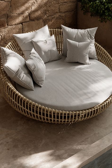 Rattan Daybed Outdoor, Garden Daybed Ideas, Round Outdoor Sofa, Outdoor Round Daybed, Exterior Daybed, Pool Daybed, Patio Day Bed, Outdoor Day Bed, Daybed Outdoor