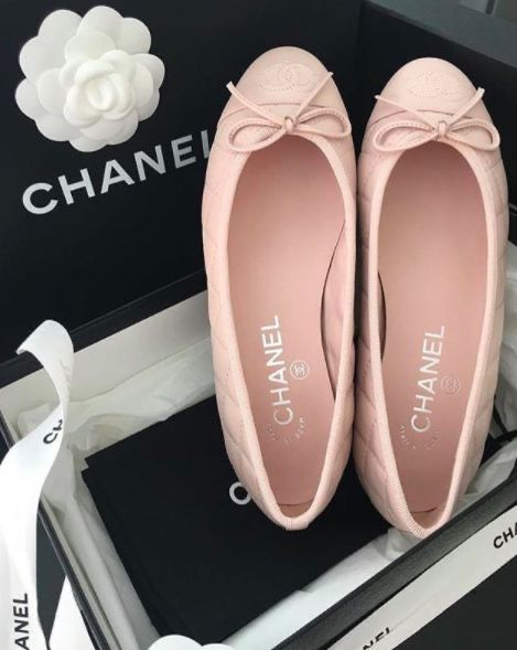 Dior Flowers, Pretty Heels, Chanel Flats, Shoes Chanel, Chanel Pink, Dress Luxury, London Style, Louis Vuitton Shop, Ballerina Shoes Flats