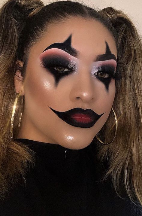 Jester Makeup Halloween, Red And Black Halloween Makeup, Ring Leader Makeup, Halloween Makeup Lips, Hot Halloween Makeup Looks, Halloween Looks Costume Ideas, Halloween Makeup With Glasses, Red And Black Smokey Eye, Hot Clown Makeup