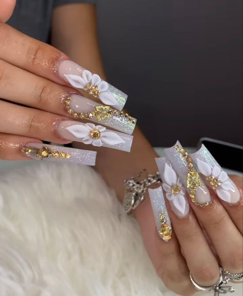 White And Gold Bling Nails, White And Gold Nails With Flowers, White And Gold Flower Nails, Latina Nail Designs White, Gold And White Nails Acrylic, White And Gold Nails Acrylic, White And Gold Acrylics, Gold Bling Acrylic Nails, Gold Flower Nails