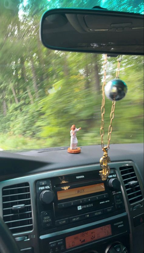 Dashboard Car Decoration, Car Dashboard Aesthetic, Green Reference, Car Dashboard Decor, Dashboard Decor, Car Things, Dashboard Car, Car Decorations, Car Goals