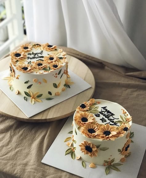 Cake Designs Sunflower, Sunflower Cakes Ideas, Sunflower Mini Cake, Sunflower Themed Cake, Sunflower Cake Birthday, Sunflower Theme Cake, Birthday Cake Sunflower, Sunflower Cake Aesthetic, Simple Sunflower Cake Ideas