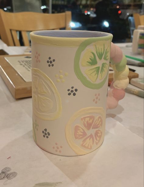 Pottery Cup Painting Ideas Simple, Ceramic Painting Designs Ideas, Lemon Mug Design, Cute Paint Pottery Ideas, Painted Mug Ideas Diy, Pinterest Pottery Painting, Pottery Painting Ideas Minimalist, Pottery Painting Fruit Design, Cute Mug Ideas Paint